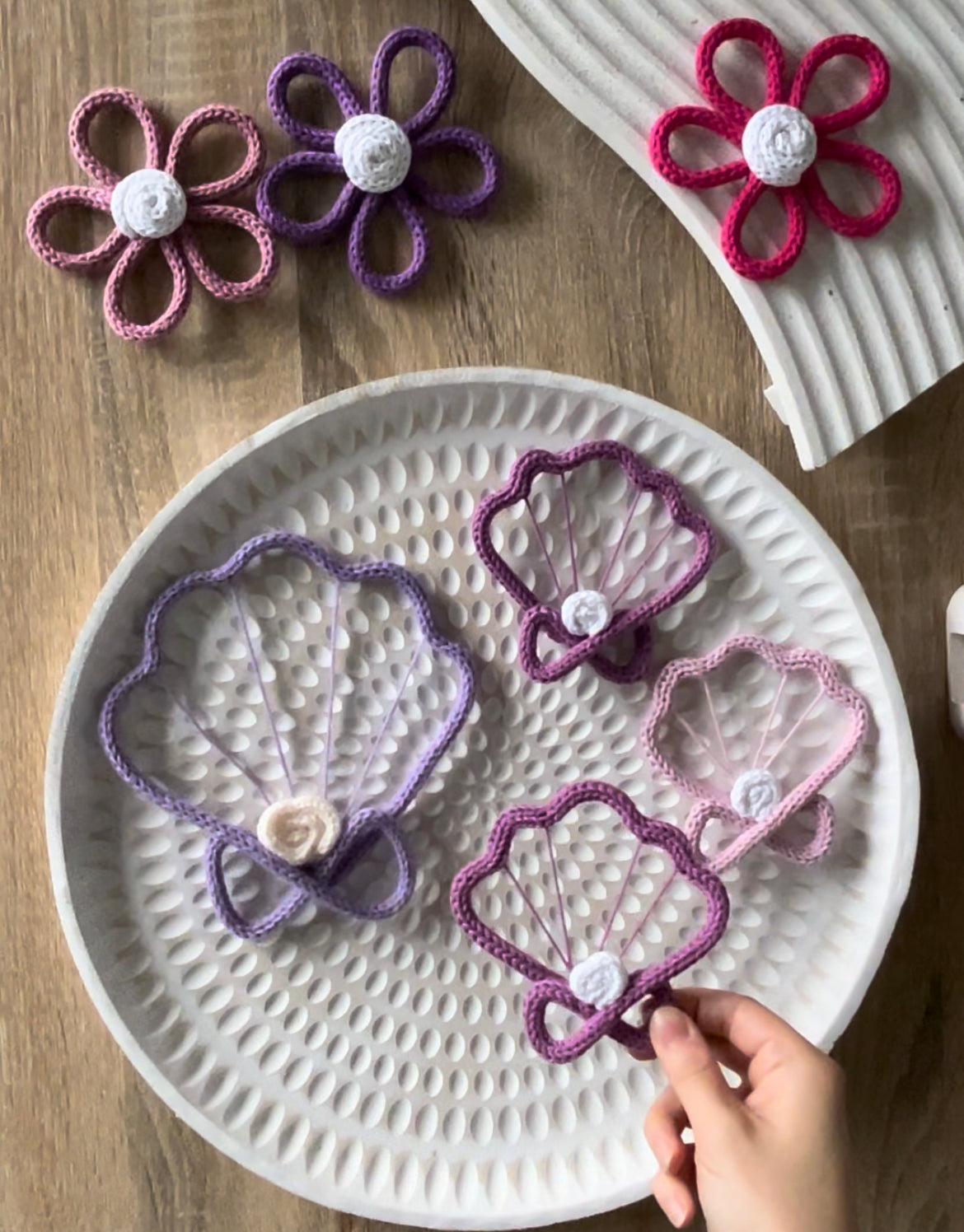 Knitted Clam Shell – Loops and Lace