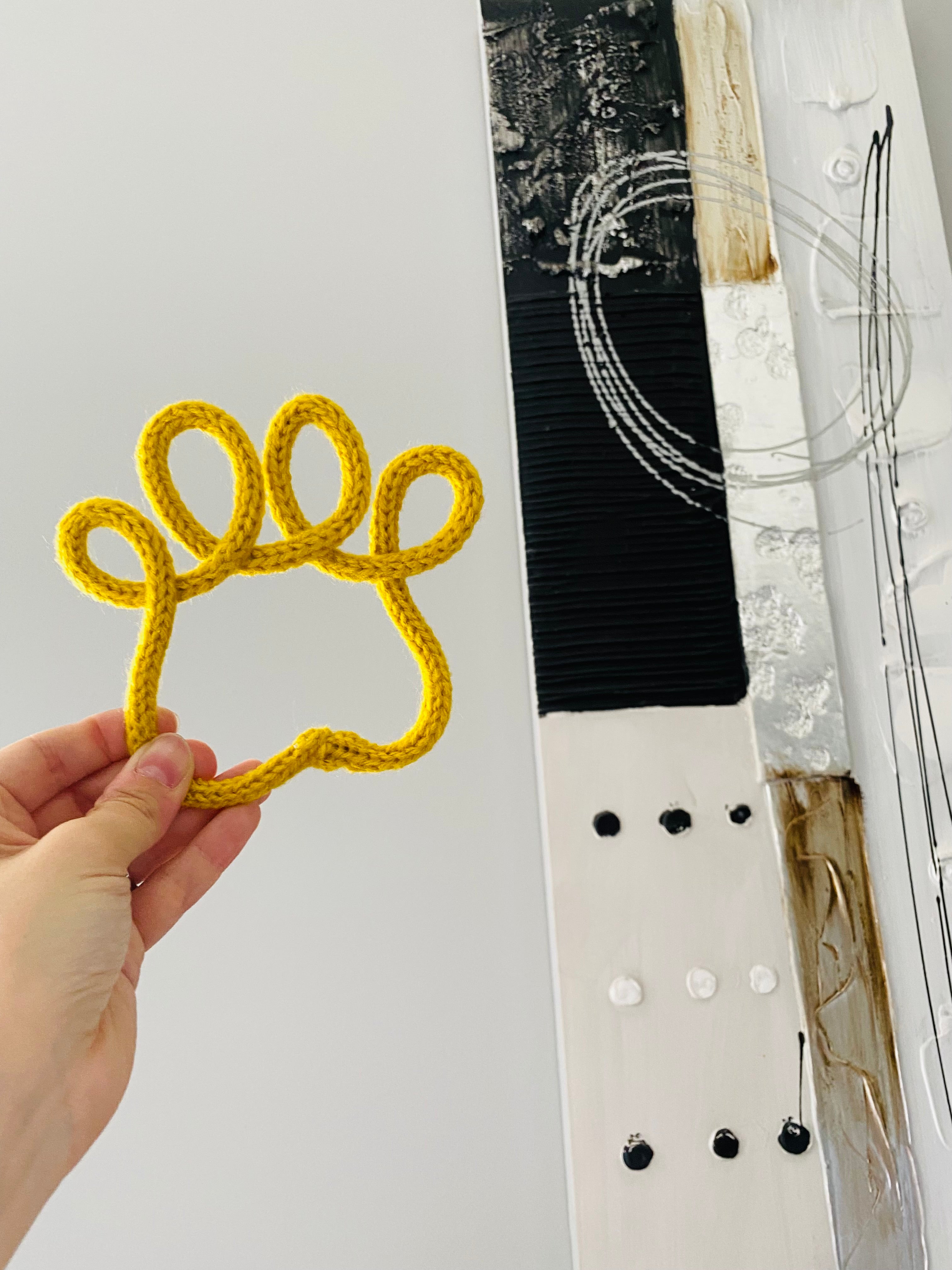 Knitted Paw Print – Loops and Lace